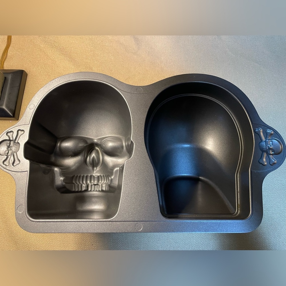 Wilton 10-Cup 3D Skull Cake Pan, Cast Aluminum, Jello Mold Skeleton Head